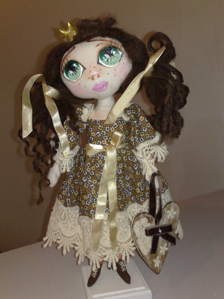 Muñeca de tela con patrones