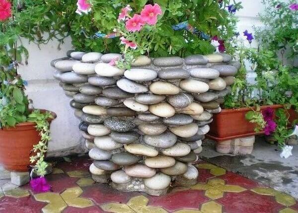 Maceta grande con piedras Maceta grande con piedras