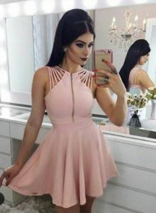 Vestido corto con hombros de tiras