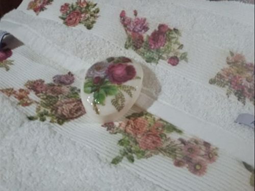 DIY para hacer decoupage en una toalla y jabón DIY para hacer decoupage en una toalla y jabón