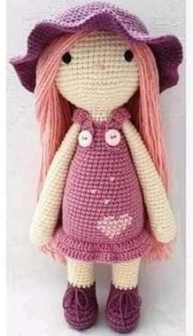 Muñeca amigurimi con gorro y pelo largo Muñeca amigurimi con gorro y pelo largo